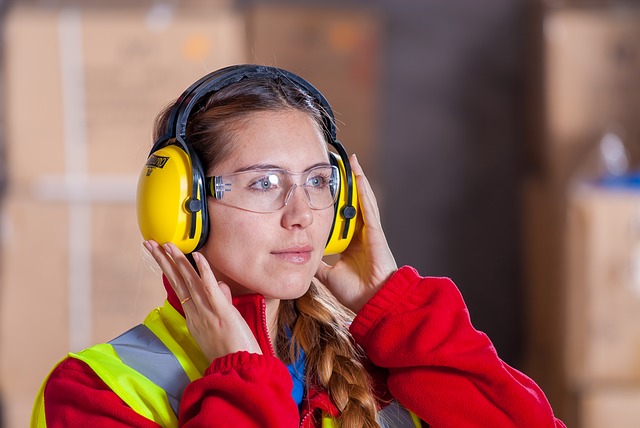 dělník, žena, ochranné brýle a sluchátka